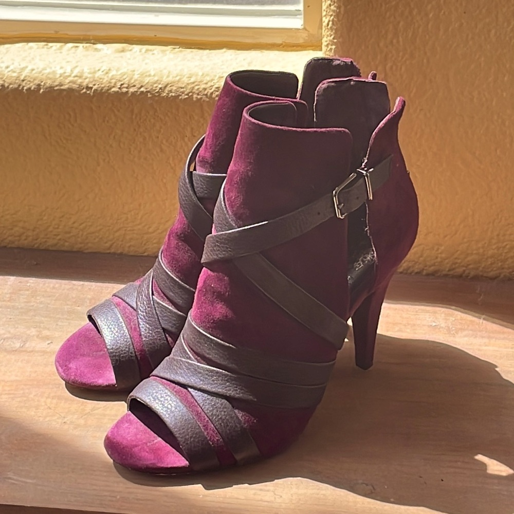 Vince Camuto Cutout Suede Heel booties 7/M
